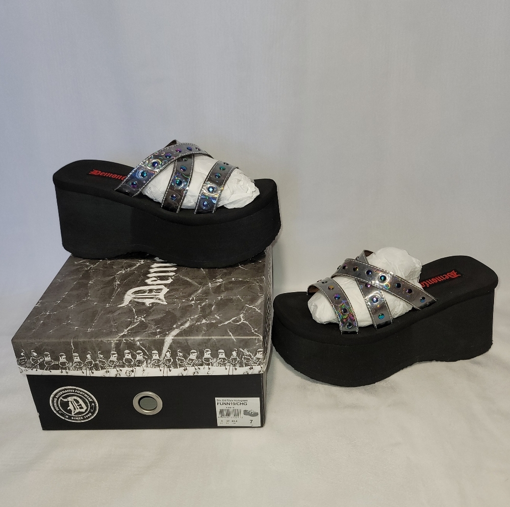 NEW - DEMONIA Womens FUNN-19 Studded Strap V-Leather Black Leather Sandal Size 7